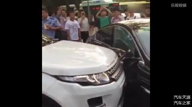 厦门路虎撞捷豹事件 为啥路虎毫发无损高清图片